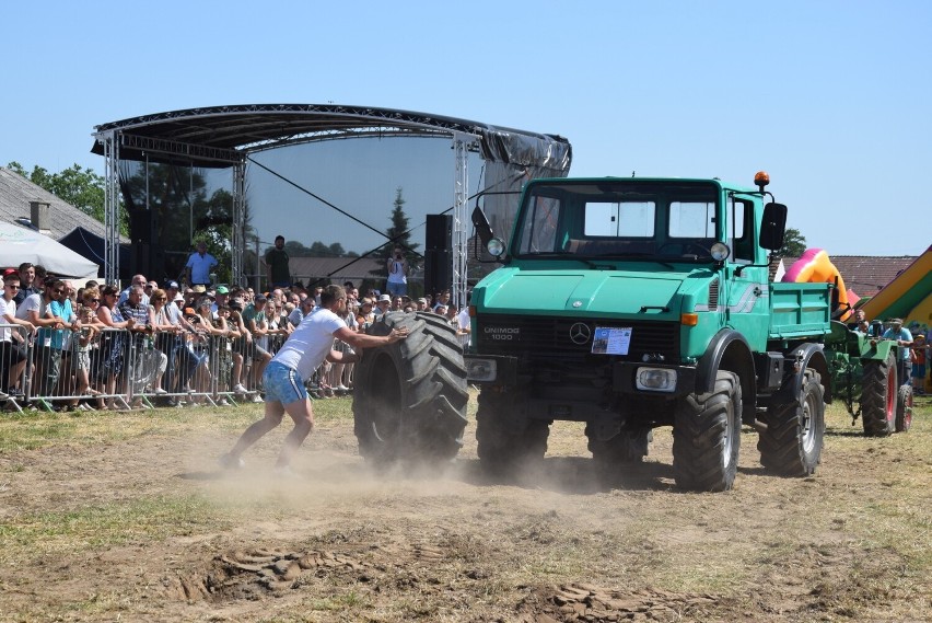 Zlot rolniczych zabytków technicznych w Solcu pod Białą. Do wsi zjechało ponad 100 zabytkowych traktorów i pojazdów rolniczych. Perełki!