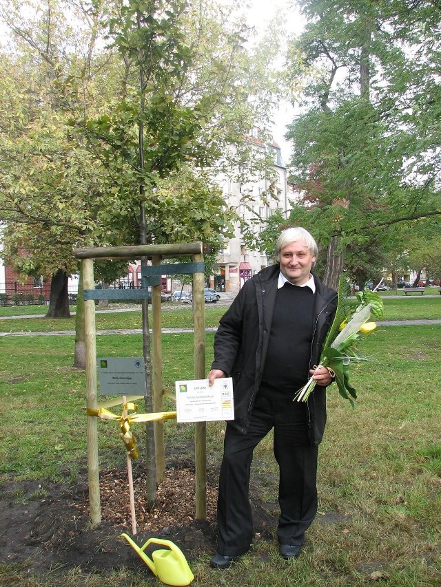 We wrocławskim parku im. Stanisława Tołpy Marek Sadowski posadził dąb nazwany jego imieniem.