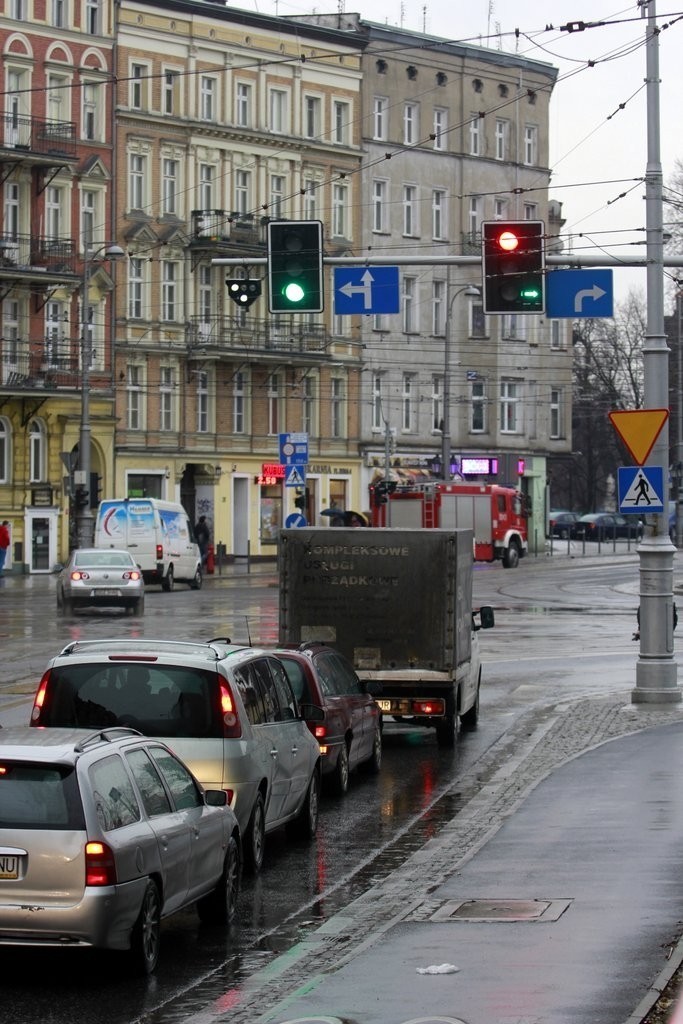 Wrocław: Zielone strzałki zamiast zielonego światła przy skręcie w prawo (ZDJĘCIA, FILM)