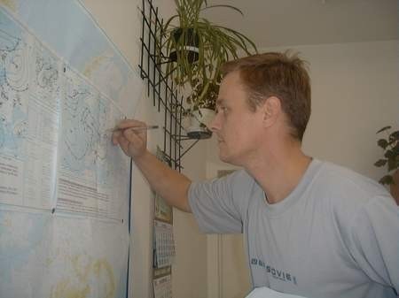 Grzegorz Sidorczuk analizuje mapy pogody.