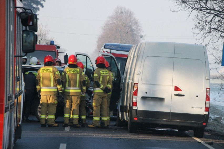 AKTUALIZACJA: Znamy szczegóły wypadku dwóch aut pomiędzy Krotoszynem a Kuklinowem [ZDJĘCIA]