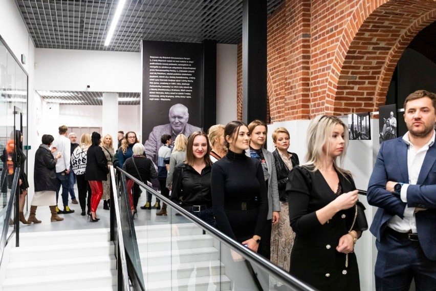 Tłum widzów na wernisażu wystawy Wojciecha Fangora w Mazowieckim Centrum Sztuki Współczesnej Elektrownia w Radomiu. Zobacz zdjęcia