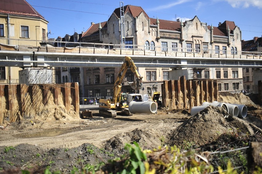 Niezwykła inwestycja kolejowa na Grzegórzkach. Znika nasyp, estakada odsłania się w całości [GALERIA]