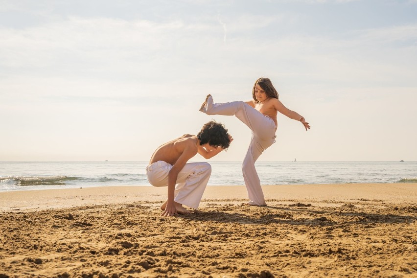Capoeira wywodzi się z Brazylii. To dynamiczna sztuka walki...