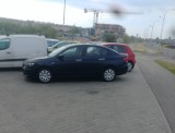 Niebezpieczna ścieżka rowerowa w Kielcach. Kierowcy jeżdżą przez nią na parking   