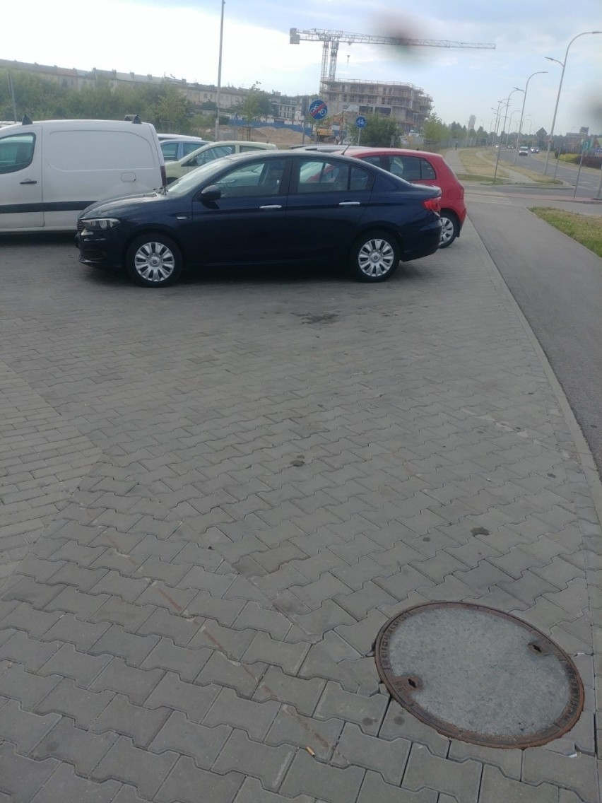 Niebezpieczna ścieżka rowerowa w Kielcach. Kierowcy jeżdżą przez nią na parking   