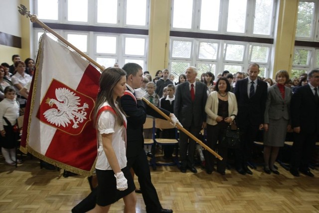 Trójmiejskie szkoły są już gotowe do otwarcia - pierwszy dzwonek zabrzmi w nich w poniedziałek. Co nowego czeka w nowym roku szkolnym uczniów, ich rodziców i nauczycieli? Elektroniczne dzienniki, mniejsze klasy i wyremontowane budynki to tylko niektóre ze zmian. 
-&nbsp;Zaczynamy nowy rok szkolny obciążeni pewnymi trudnościami, ale jednak z myślą, że zawiera on także procesy i osiągnięcia, z którymi wiążemy spore nadzieje na przyszłość - mówi Ewa Kamińska, wiceprezydent Gdańska.
 
Te trudności to przede wszystkim niż demograficzny, który gdańskim placówkom daje coraz bardziej w kość - jego efekty to coraz mniej liczne klasy, likwidacja kilku szkół i, co za tym idzie, zwolnienia nauczycieli.