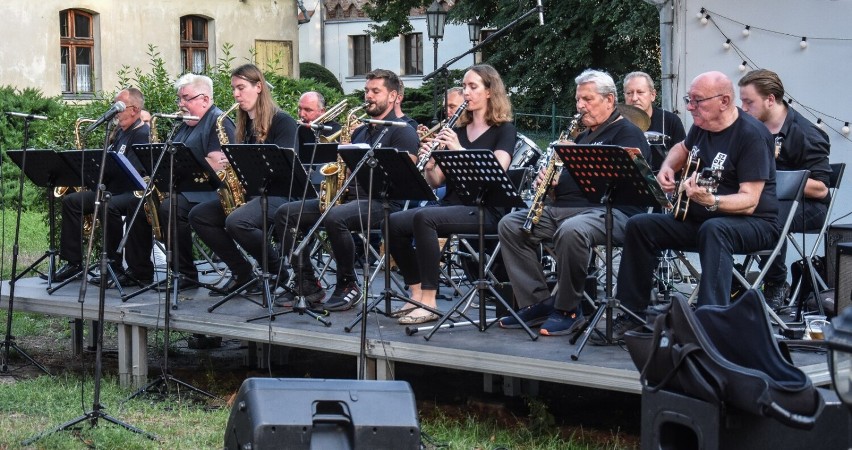 Szamotuły. Muzyczna podróż po stylach i gatunkach z Orkiestrą SzOK. Tańca też nie brakowało!