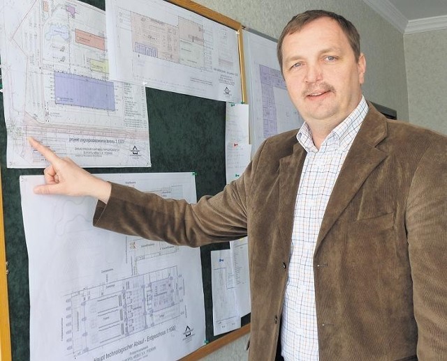 Prezes Tomasz Hemmerling przy planach projektowych nowej hali