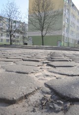 SM Zarzew nie remontuje drogi do bloków przy alei Rydza-Śmigłego