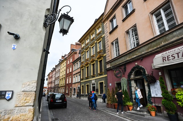 Zabytkowa kamienica przy ulicy Krzywe Koło 2/4 w Warszawie przeszła remont.