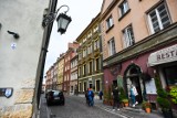 Piękna kamienica na Starym Mieście w Warszawie przeszła remont. Budynek ma "nową kolorystykę". Tak teraz wygląda