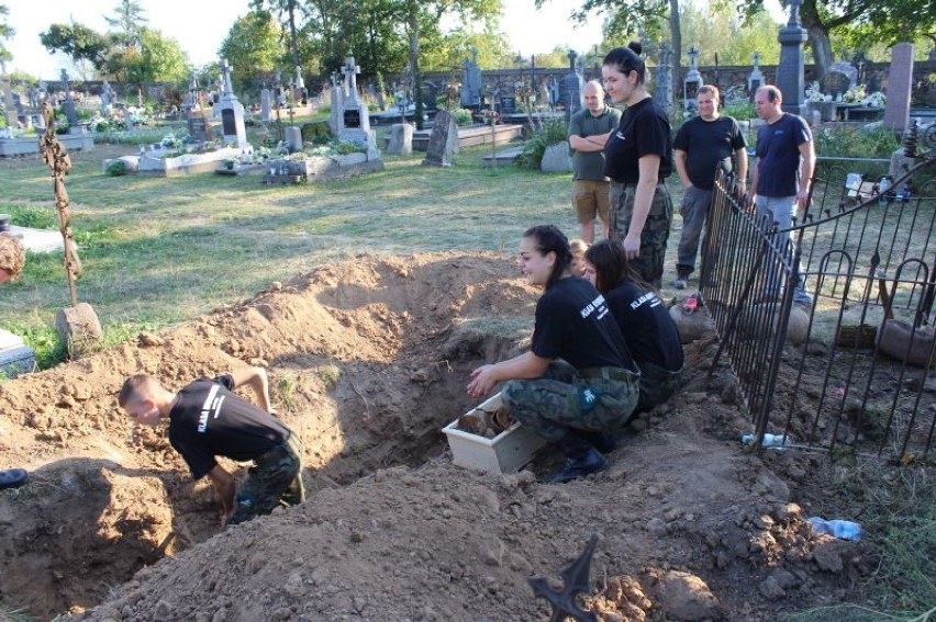 Nowy Dwór: Po 98 latach poległy żołnierz otrzymał swój imienny grób (zdjęcia)