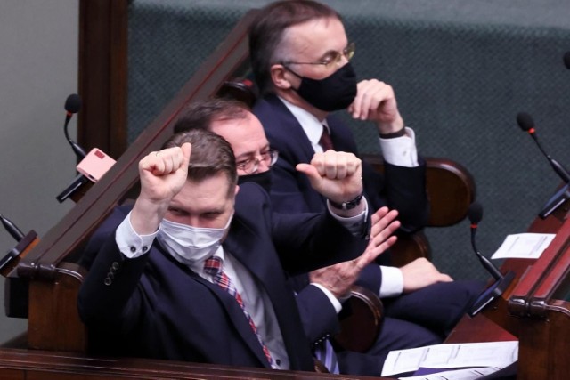 Przemysław Czarnek, Mariusz Kamiński i Jarosław Sellin podczas posiedzenia Sejmu