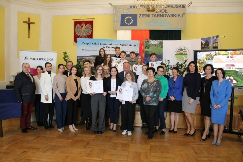 Europejskie forum szkół w byłym pałacu Sanguszków w Tarnowie. Konkursowe zmagania uczniów na temat UE, a w tle dwie okrągłe rocznice 