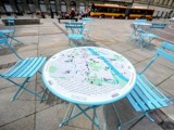 Przysiądź, odpocznij i posłuchaj. Specjalne stoliki i krzesełka stanęły w kilku miejscach Warszawy
