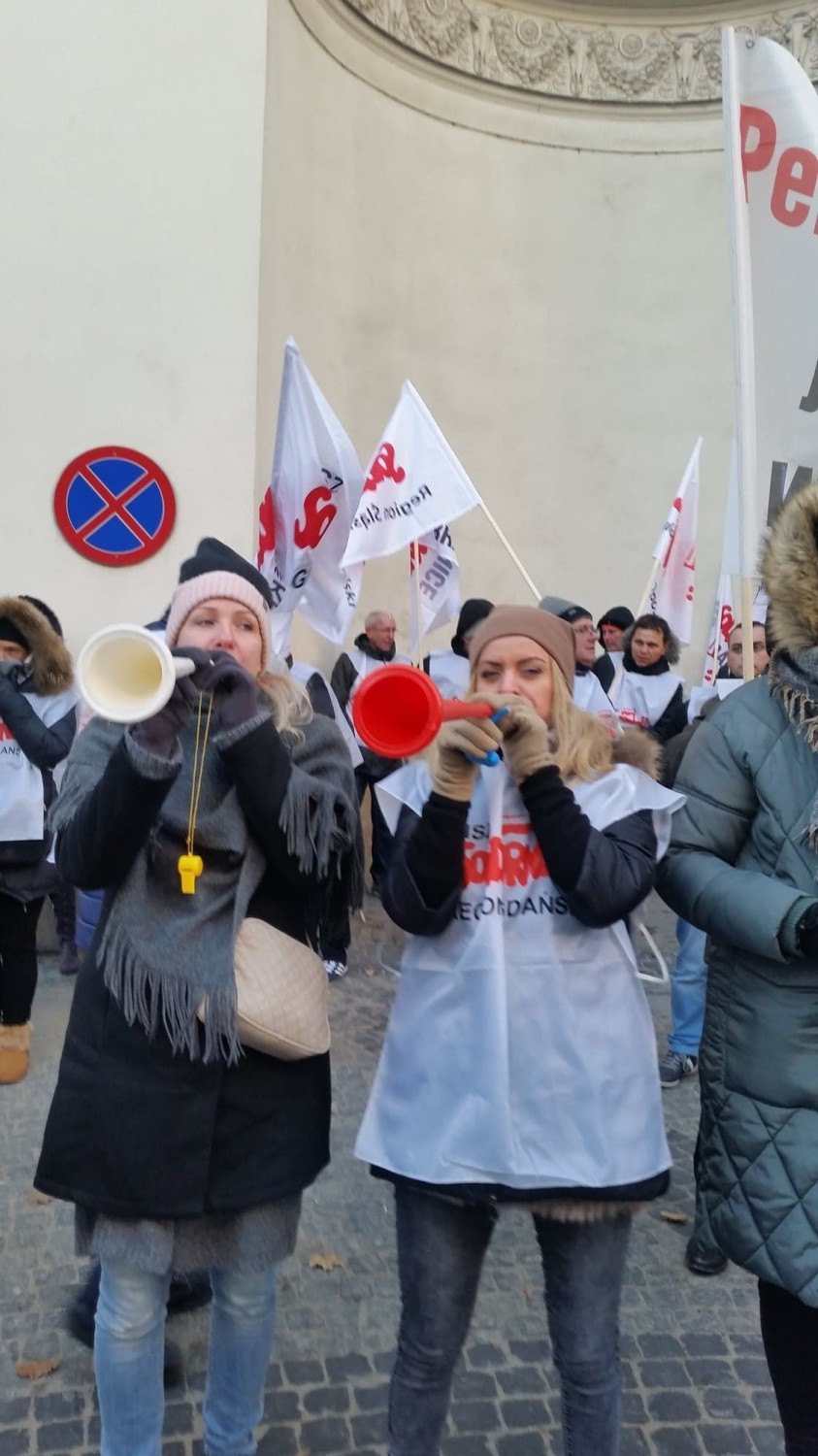 W Warszawie protestowali pracownicy Regionalnego Ośrodka Psychiatrii Sądowej [ZDJĘCIA]