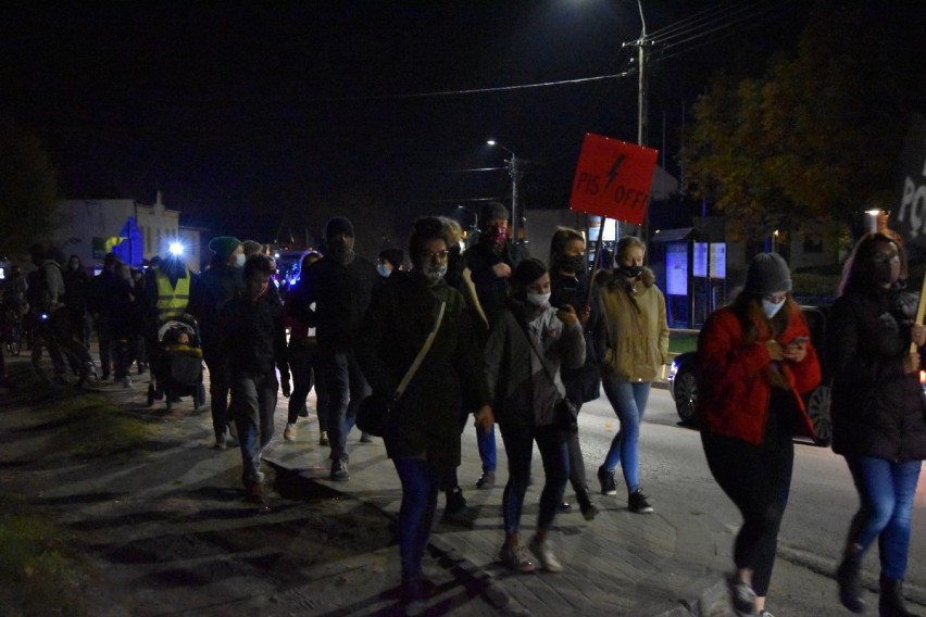 Protest Kobiet w powiecie wejherowskim. Przemarsz ulicami Luzina| ZDJĘCIA
