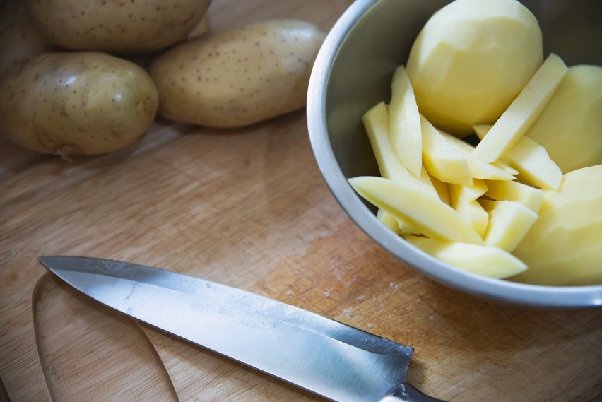 Ziemniaki obierz, umyj i pokrój je w słupki.
