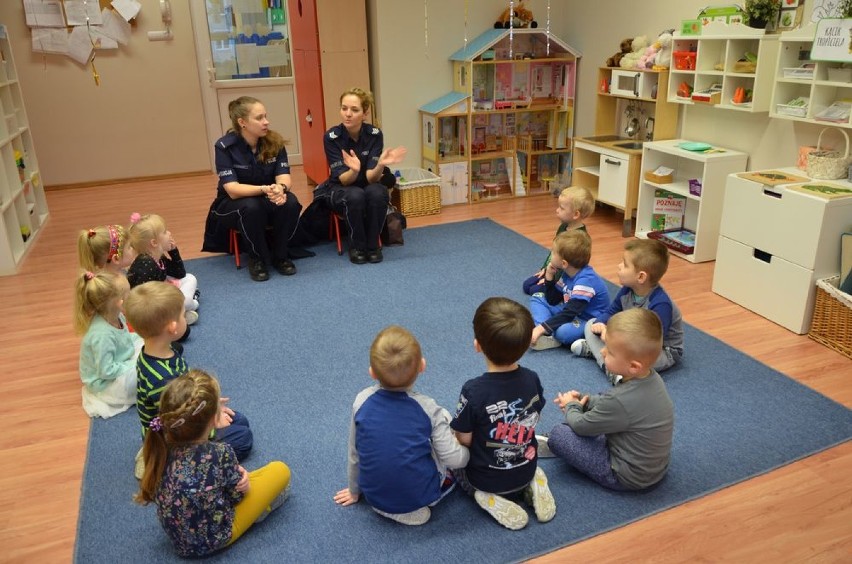 Policjantki z Wejherowa edukowały dzieci jak bezpiecznie spędzić ferie [ZDJĘCIA]
