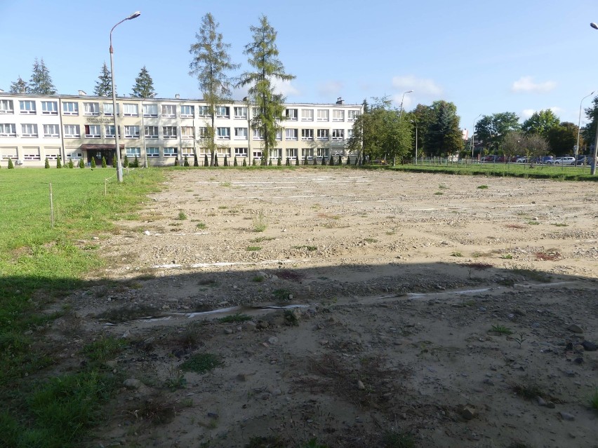 Przy jasielskiej "budowlance" powstanie nowoczesne boisko. Dziś uroczyście przekazano plac budowy [ZDJĘCIA, WIDEO]