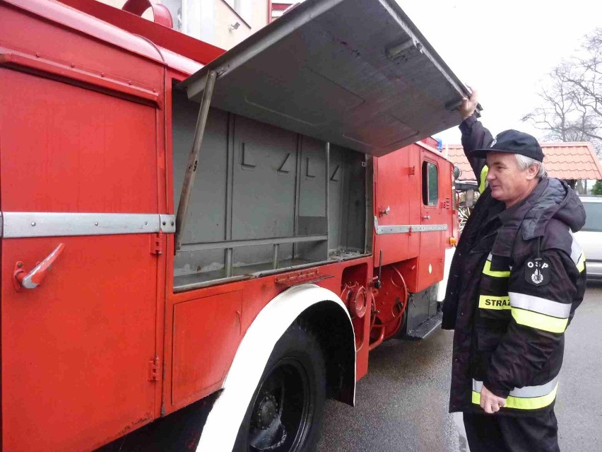 Cewice: Babcia odjechała do Pruszcza. Auto strażackie z Cewic odjechało na emeryturę