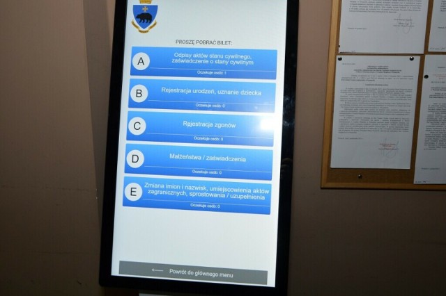 W dwóch wydziałach Urzędu Miejskiego w Przemyślu wprowadzono elektroniczny system kolejkowy.