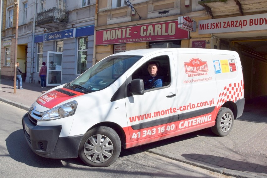 Firmowym autem Restauracji Monte Carlo przy ulicy...