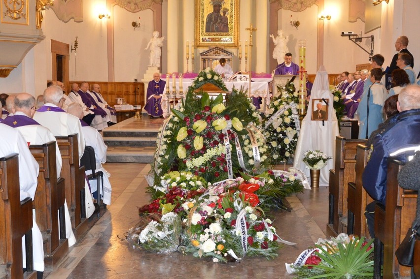 Pogrzeb księdza Tadeusza Lutkowskiego w Ostrowcu Świętokrzyskim. Tłum wiernych i dobre słowa. Zobaczcie zdjęcia i film