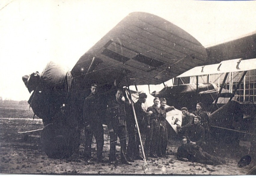 Marian Cholewka wraz z kolegami przy samolocie szkoleniowym...
