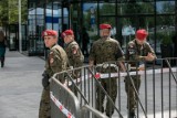 Na krakowskich ulicach pojawili się uzbrojeni policjanci i żołnierze [ZDJĘCIA]