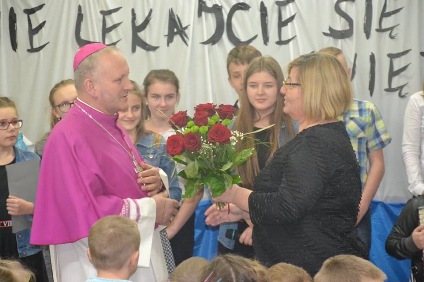 Biskup Łukasz Buzun z wizytą w lutogniewskiej szkole
