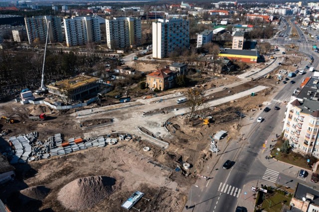 W październiku ruszyła budowa linii tramwajowej na osiedle JAR. Sprawdziliśmy, jak idą prace. Poprosiliśmy naszego fotoreportera, aby na zdjęciach z drona uchwycił rozmach i zasięg tej wartej 190 mln inwestycji. Całą budowaną trasę pokazujemy krok po kroku na naszej stronie internetowej www.nowosci.com.pl. Zobaczcie zdjęcia!