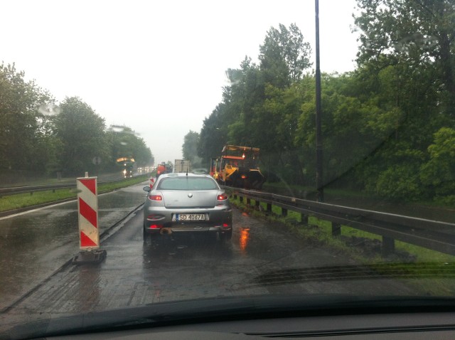 Ogromne kałuże kierowcy będą zmuszeni omijać np. na wiadukcie przy Elektrociepłowni. Tam w zagłębieniach tworzą się wielkie zalewiska. Podobnie w miejscach, gdzie drogowcy zamierzali kłaść asfalt.
Zobacz zdjęcia z podtopień w Dąbrowie Górniczej