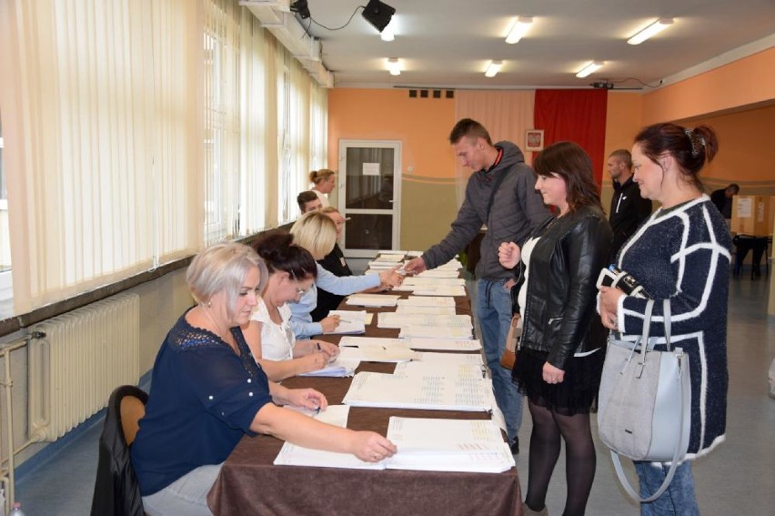 Wybory samorządowe 2018. Mieszkańcy Szamocina oddają głosy (ZDJĘCIA)