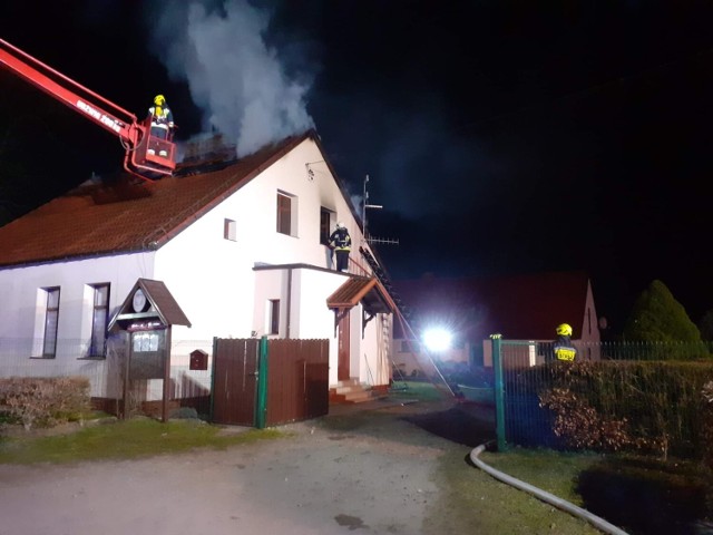 Pożar budynku mieszkalnego w Luboszu. Na miejscu strażacy z dwóch powiatów