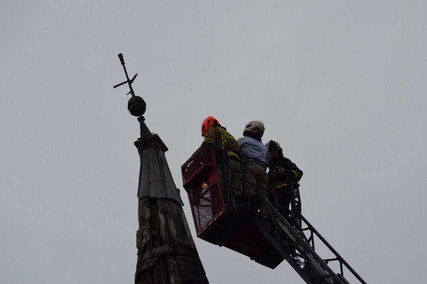 Pałac w Juchowie koło Szczecinka. Akcja strażaków, co skrywała kula z pałacowej wieży? [zdjęcia]