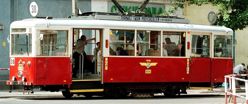 Dwa ostatnie wagony typu N z roku 1949 i 1951 kursują na...