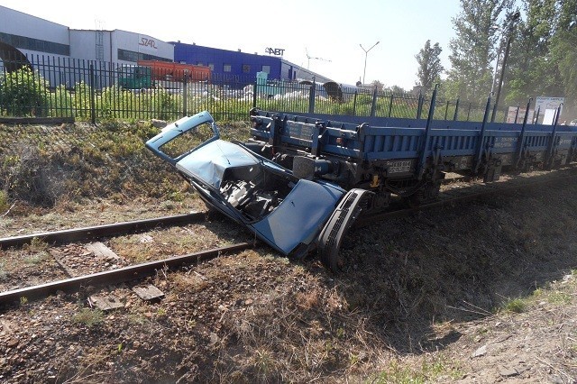 Częstochowa: Na przejeździe na ul. Bór symulowano zderzenie pociągu i samochodu [FOTO,WIDEO]
