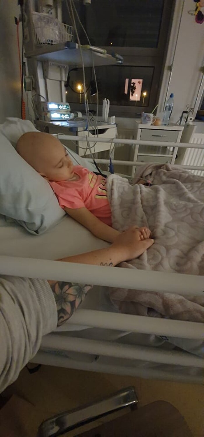 Ostrów Wielkopolski. 4-letnia Klara przeszła operację usunięcia nerki z guzem. Rodzice dziewczynki zbierają środki na dalsze leczenie