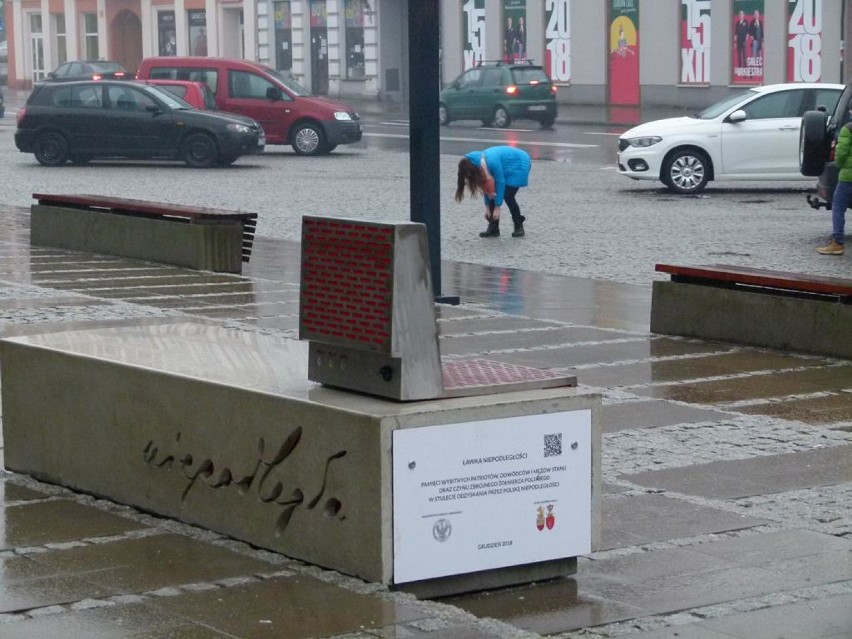 Ławeczka Niepodległości stanęła w centrum Zduńskiej Woli