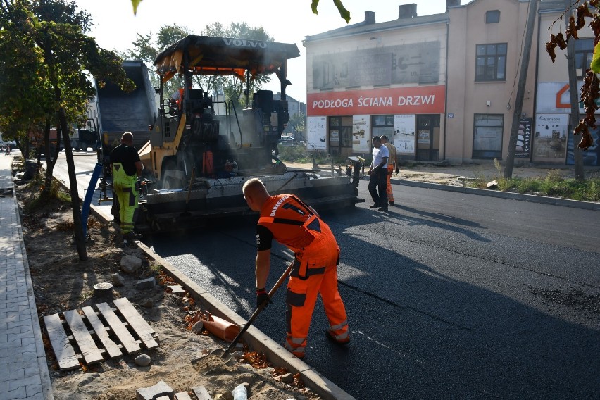 Remont ulicy Wojska Polskiego w Piotrkowie. Wylewają asfalt,...