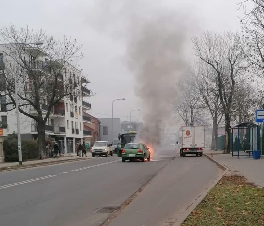 Pożar volkswagena na ul. Wiejskiej we Włocławku [zdjęcia]