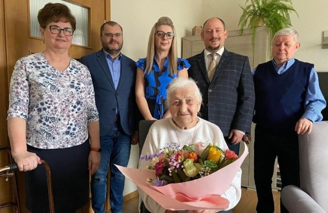 Z okazji 100. urodzin Stefania Królicka otrzymała wiele życzeń i gratulacji, w tym od władz gminy Kęty z burmistrzem Krzysztofem Klęczarem