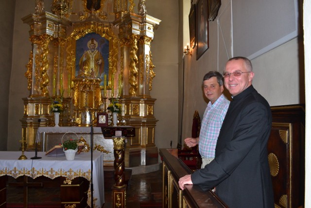 Ksiądz rektor Jacek Kupiec i Stanisław Tabiś, sołtys Sędziszowej, tworzą zgrany tandem jeśli chodzi o pozyskiwanie pieniędzy na remonty zabytkowego kościółka św. Mikołaja w Siedliskach