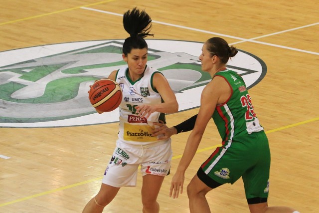 Serbka Dajana Butulija (biała koszulka) występuje na parkietach Basket Ligi Kobiet od tego sezonu