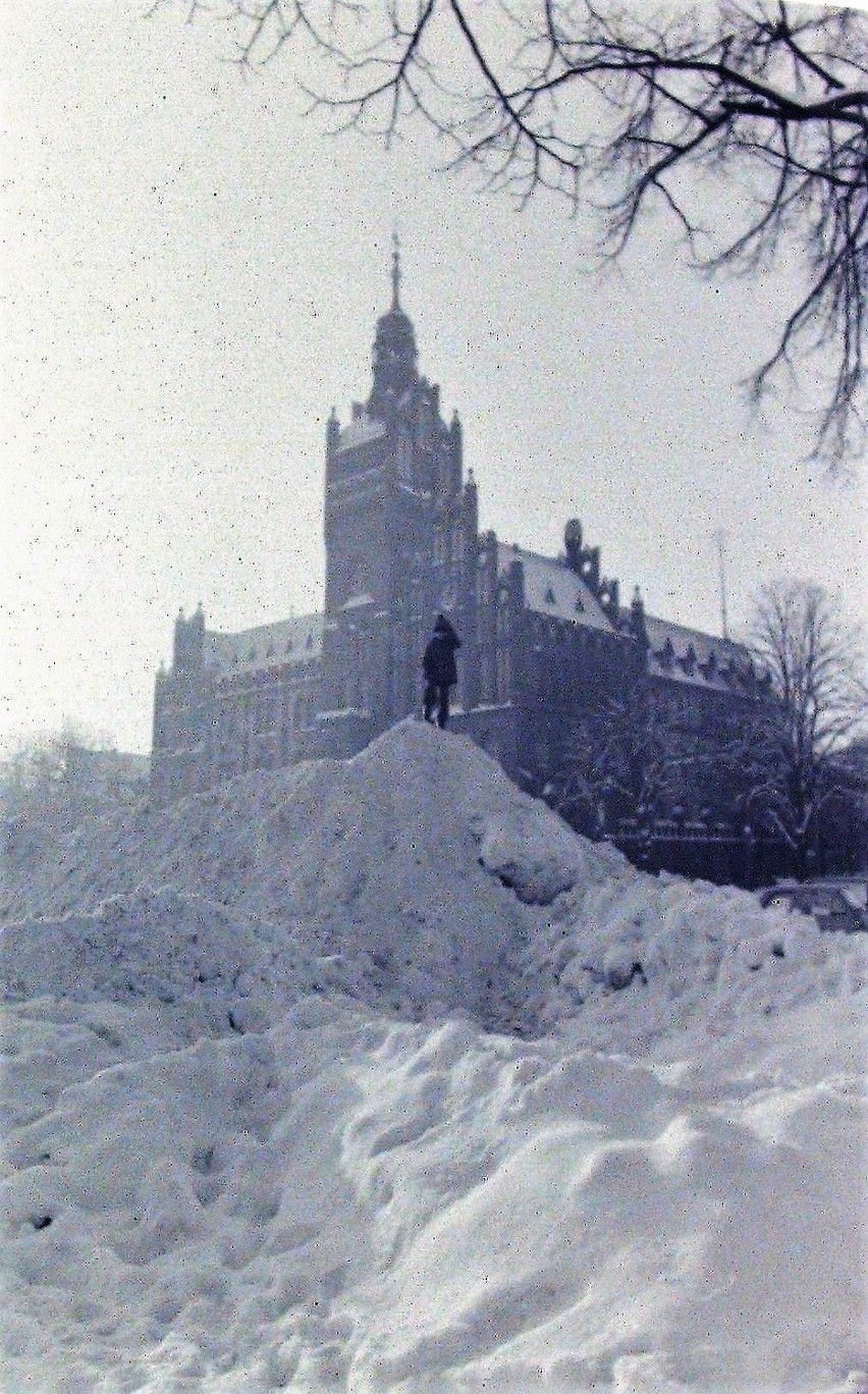 Zwały śniegu przed ratuszem – styczeń 1979.