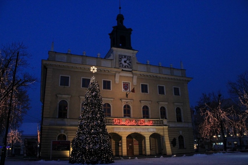 Sam rynek został natomiast znakomicie oświetlony, a przed...