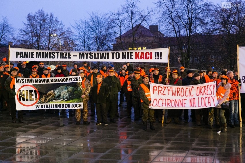 Szczecinianie przeciw odstrzałowi dzików. Myśliwi popierają protest [ZDJĘCIA, WIDEO]