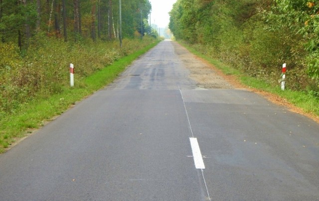 W tym miejscu kończy się wyremontowana droga do Suchej koło Grzmiącej